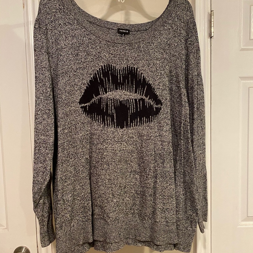 Gray sweatshirt with black lips